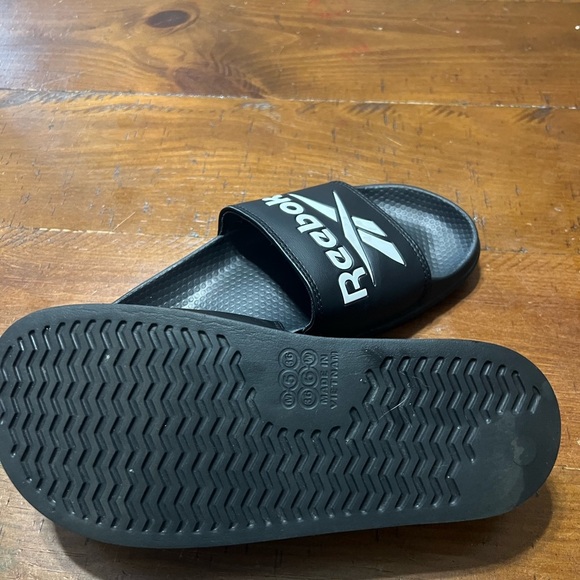 Reebok slides, black/white, great pre-owned condition women’s size 5 - Picture 4 of 8